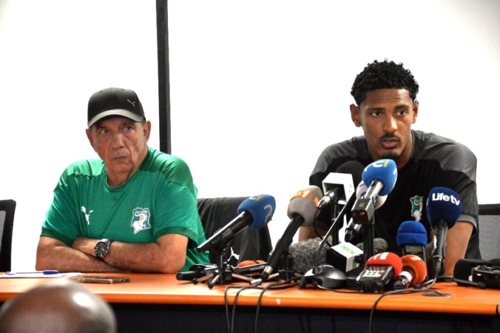 Jean Louis Gasset et Sébastien Haller en conférence de presse