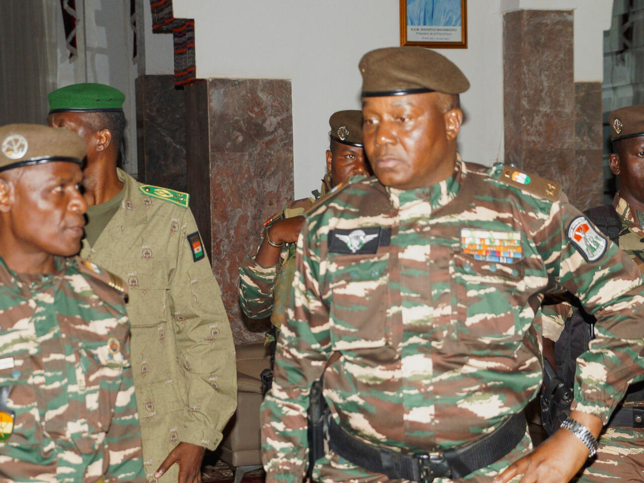 Le général Abdourahamane Tiani s’impose comme le nouvel homme fort du Niger, après le coup d'État ayant renversé le président élu Mohamed Bazoum. Chef de la garde présidentielle depuis 2011, ce militaire de 59 ans est peu connu de la scène publique. Ses proches le décrivent comme "homme à poigne", "valeureux" et surtout "populaire" auprès des quelque 700 éléments de son unité.